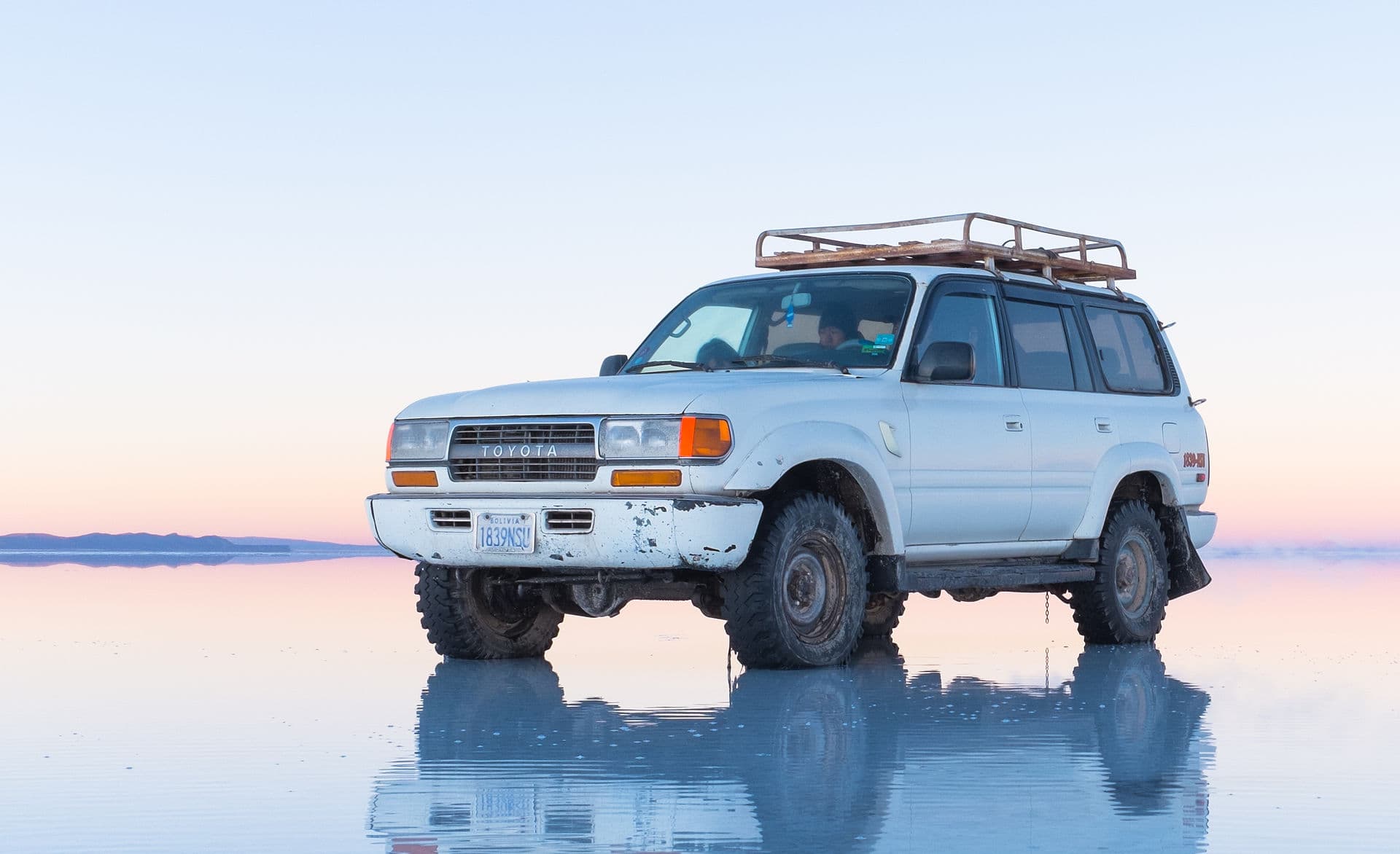Reflection on the Salar de Uyuni, bolivia cropped.jpg