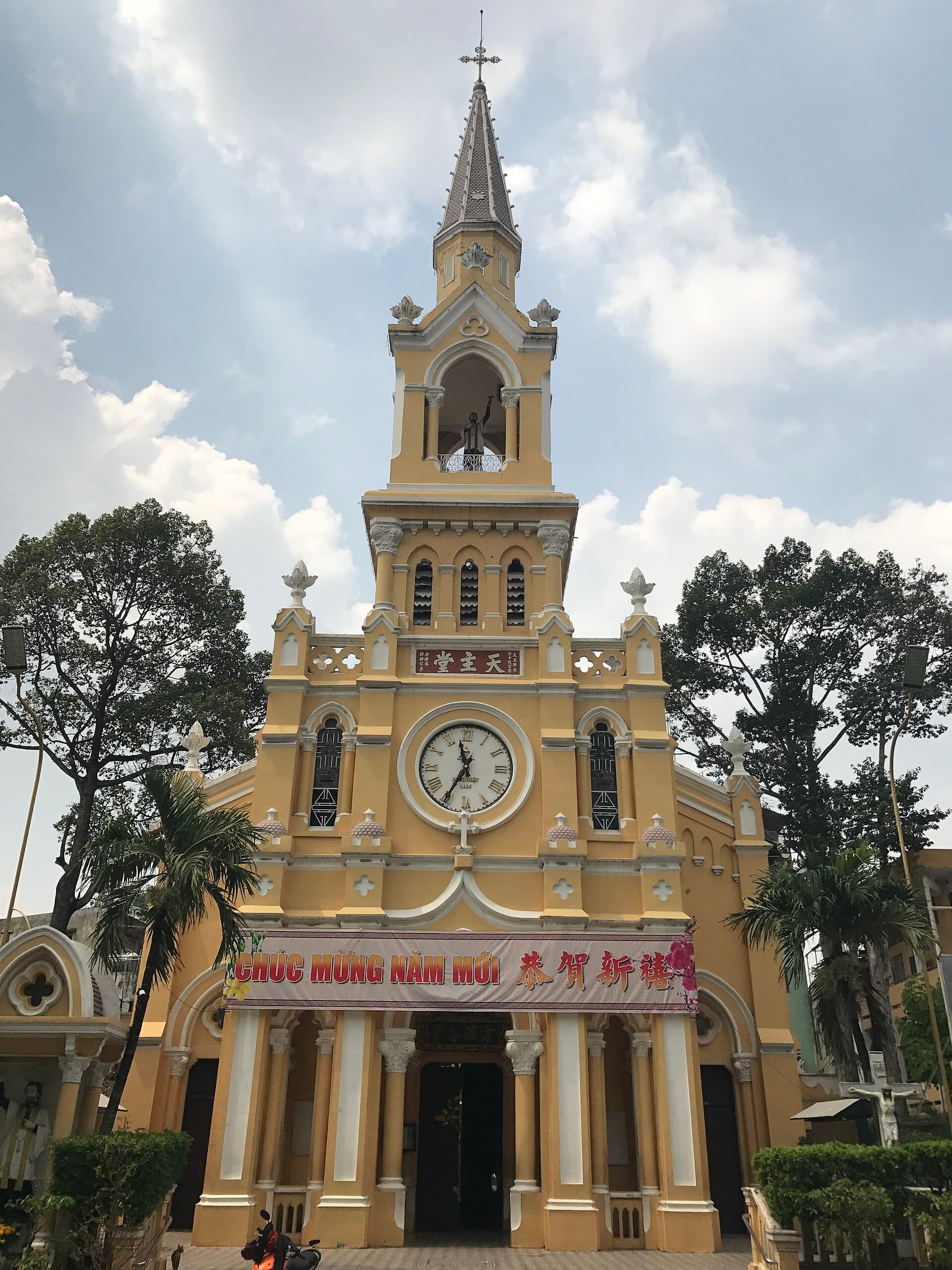 Saint Francis Xavier Church, Ho Chi Minh City.jpg