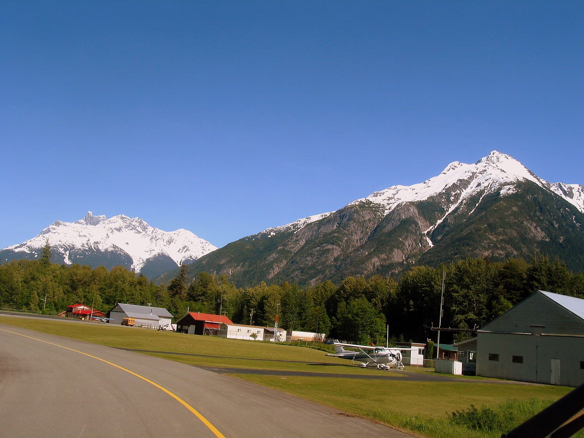 Taxiing clear in Bella Coola (511657127).jpg