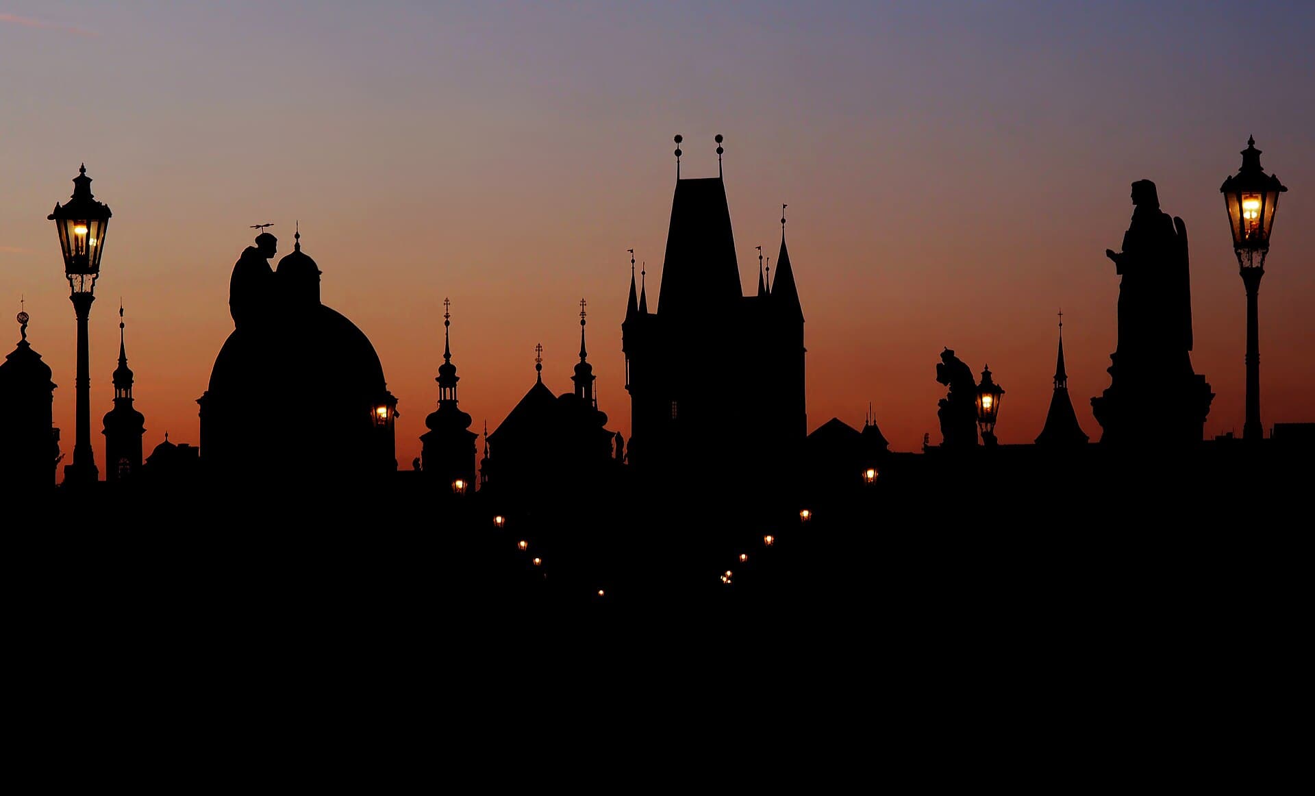 Prague skyline at dawn.jpg