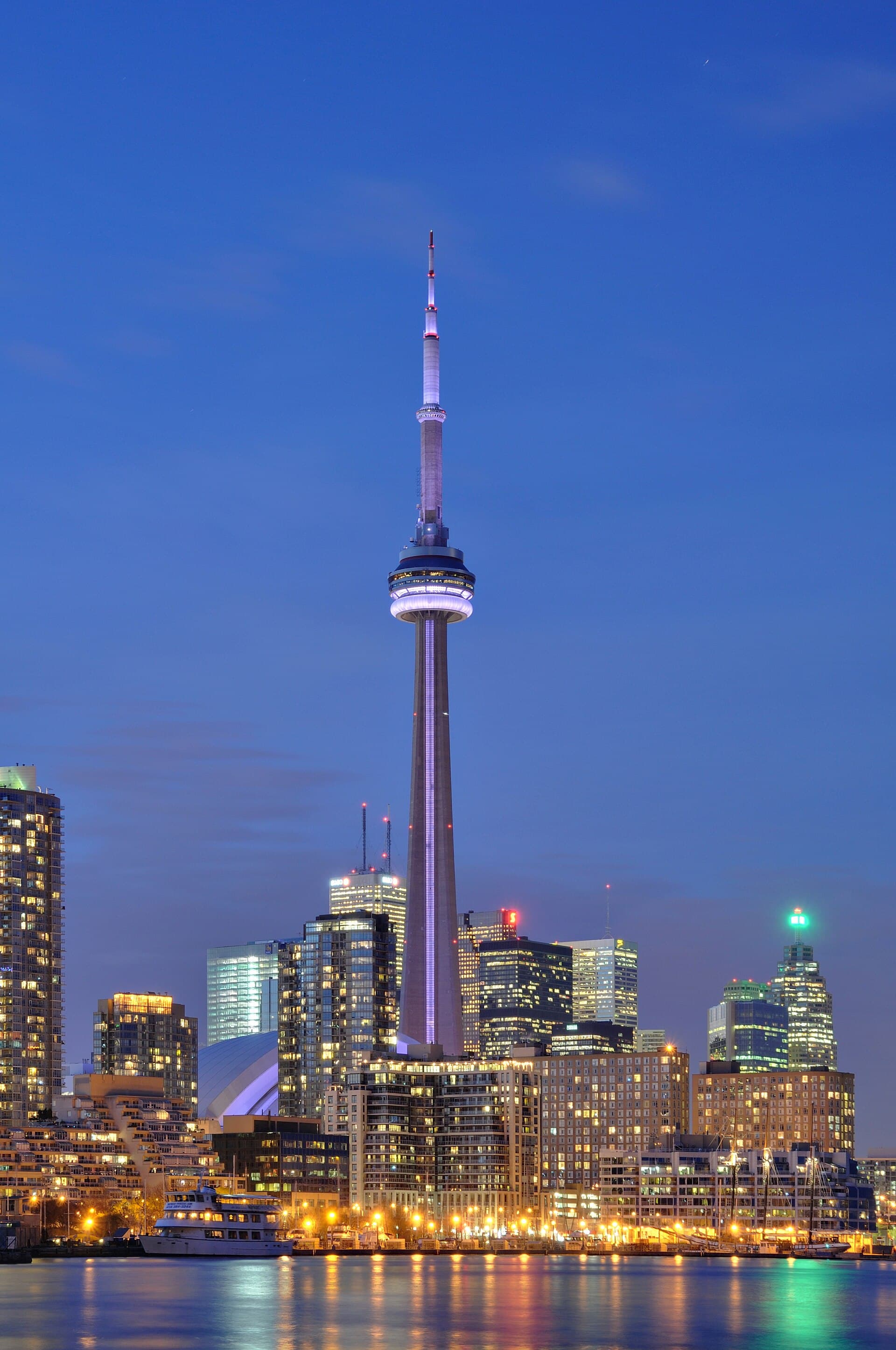 Toronto - ON - CN Tower bei Nacht2.jpg