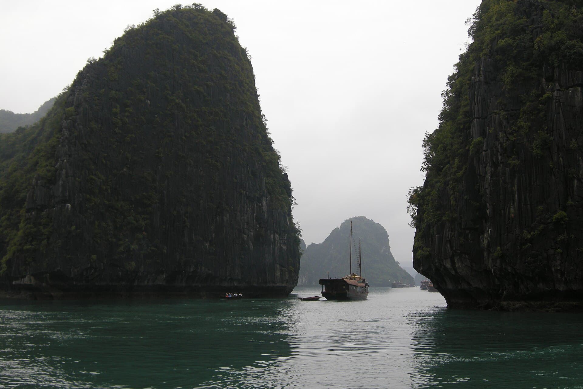 Ha Long Bay, Tower karsts.jpg