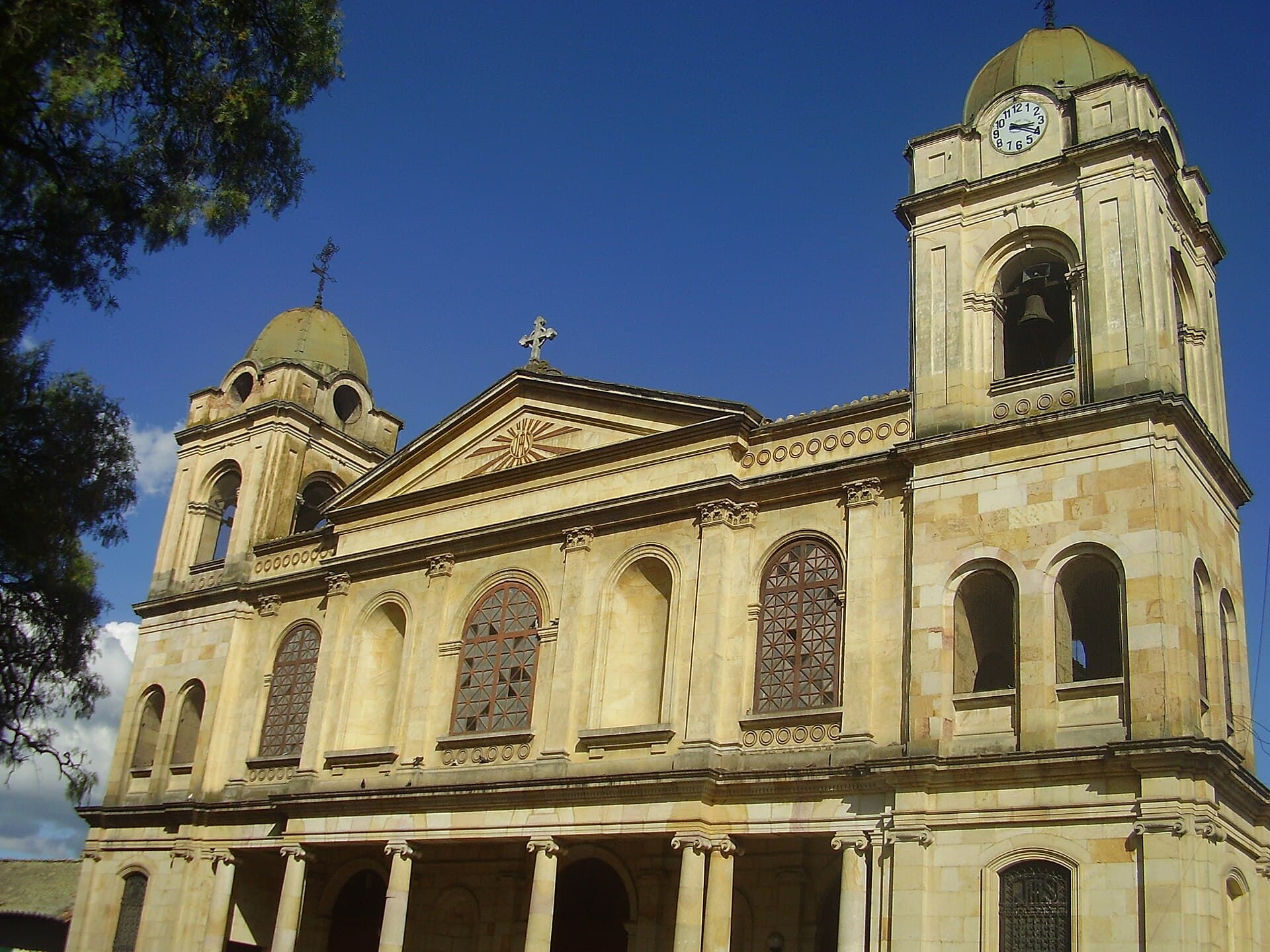 Iglesia de San Francisco de Paula, Madrid (Cundinamarca) - fachada.jpg