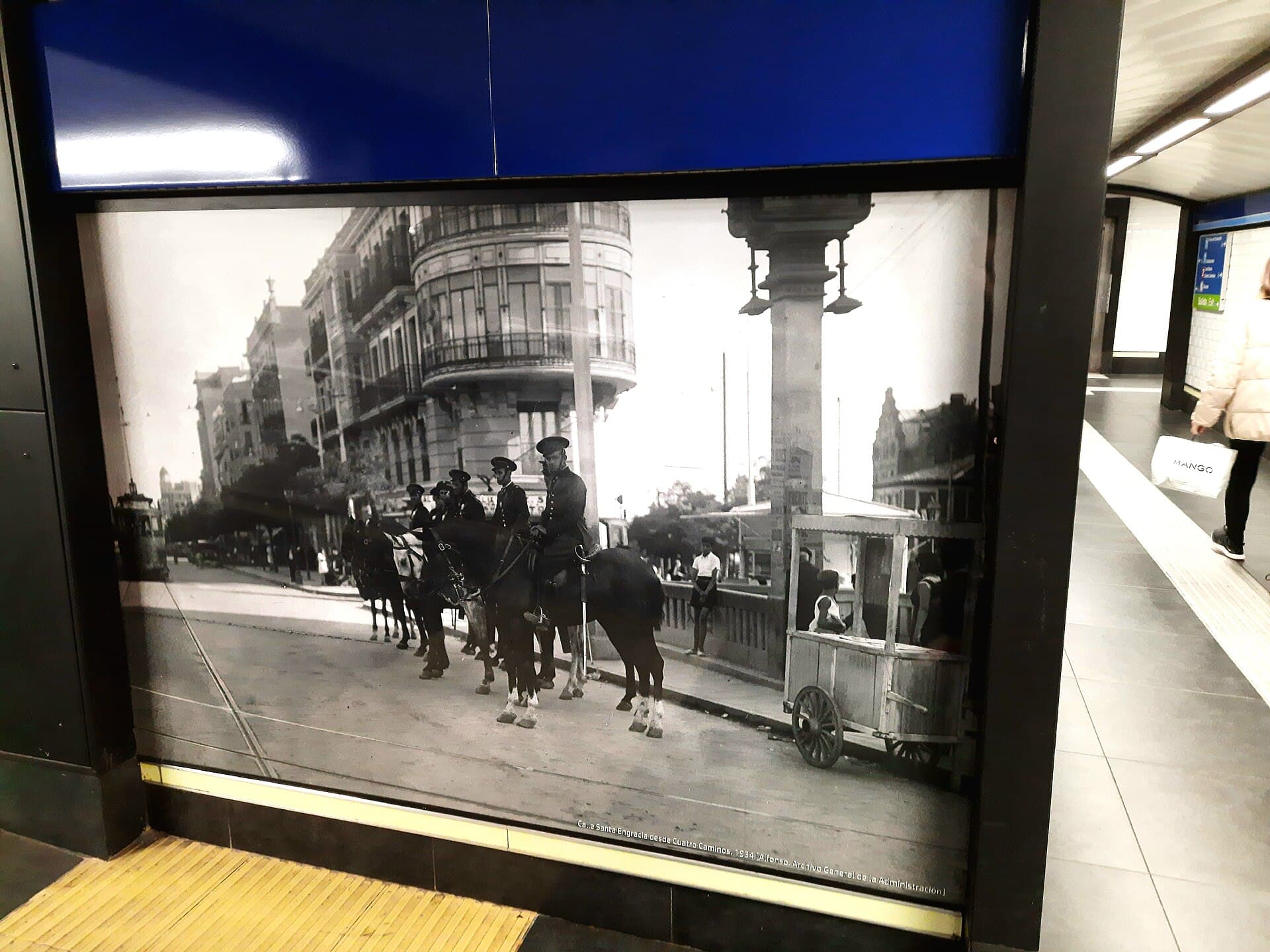 Metro de Madrid, antiguo acceso de Cuatro Caminos.jpg