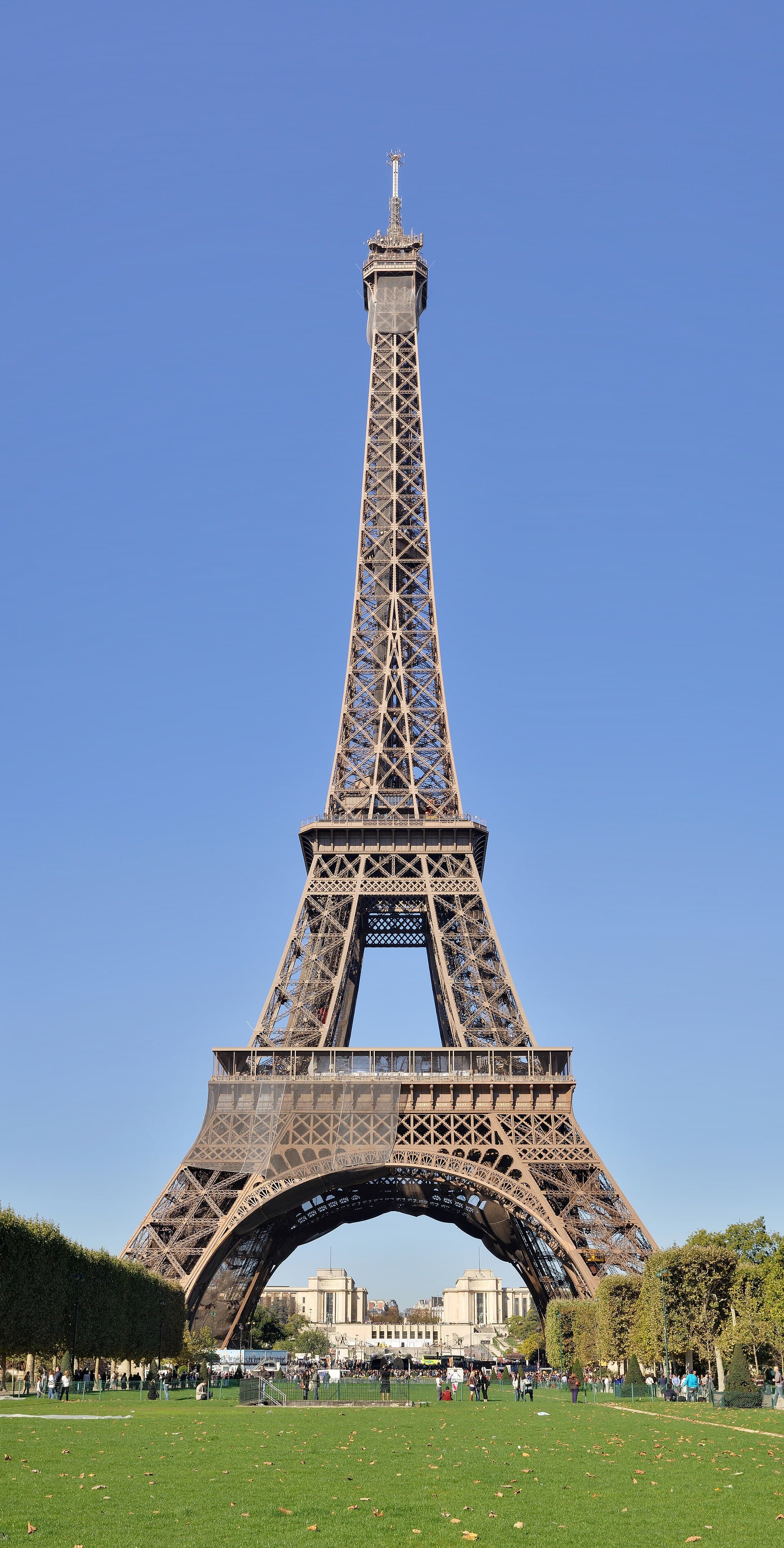 Paris - Eiffelturm - frontal vom Marsfeld.jpg
