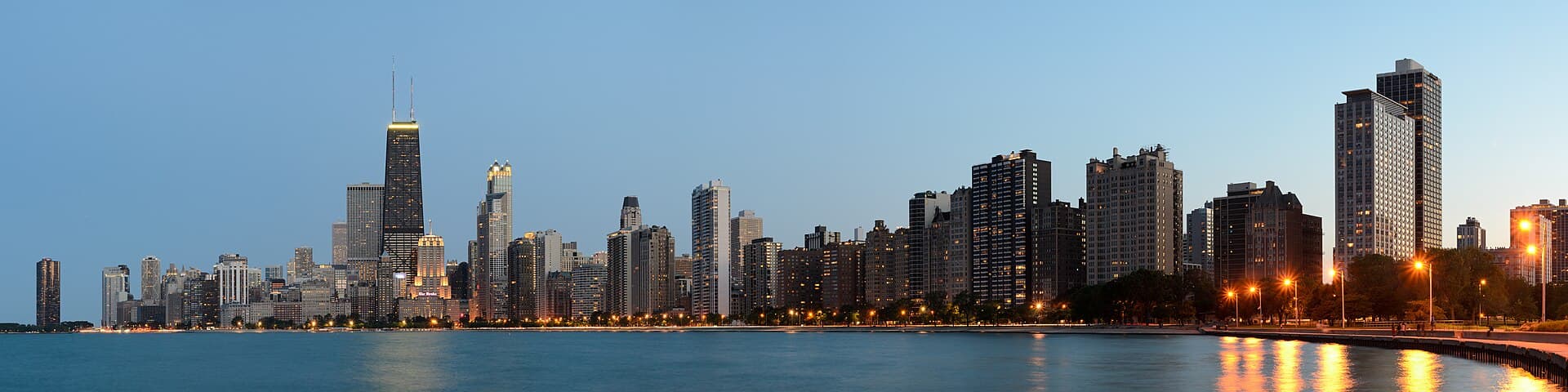 Chicago from North Avenue Beach June 2015 panorama 2.jpg