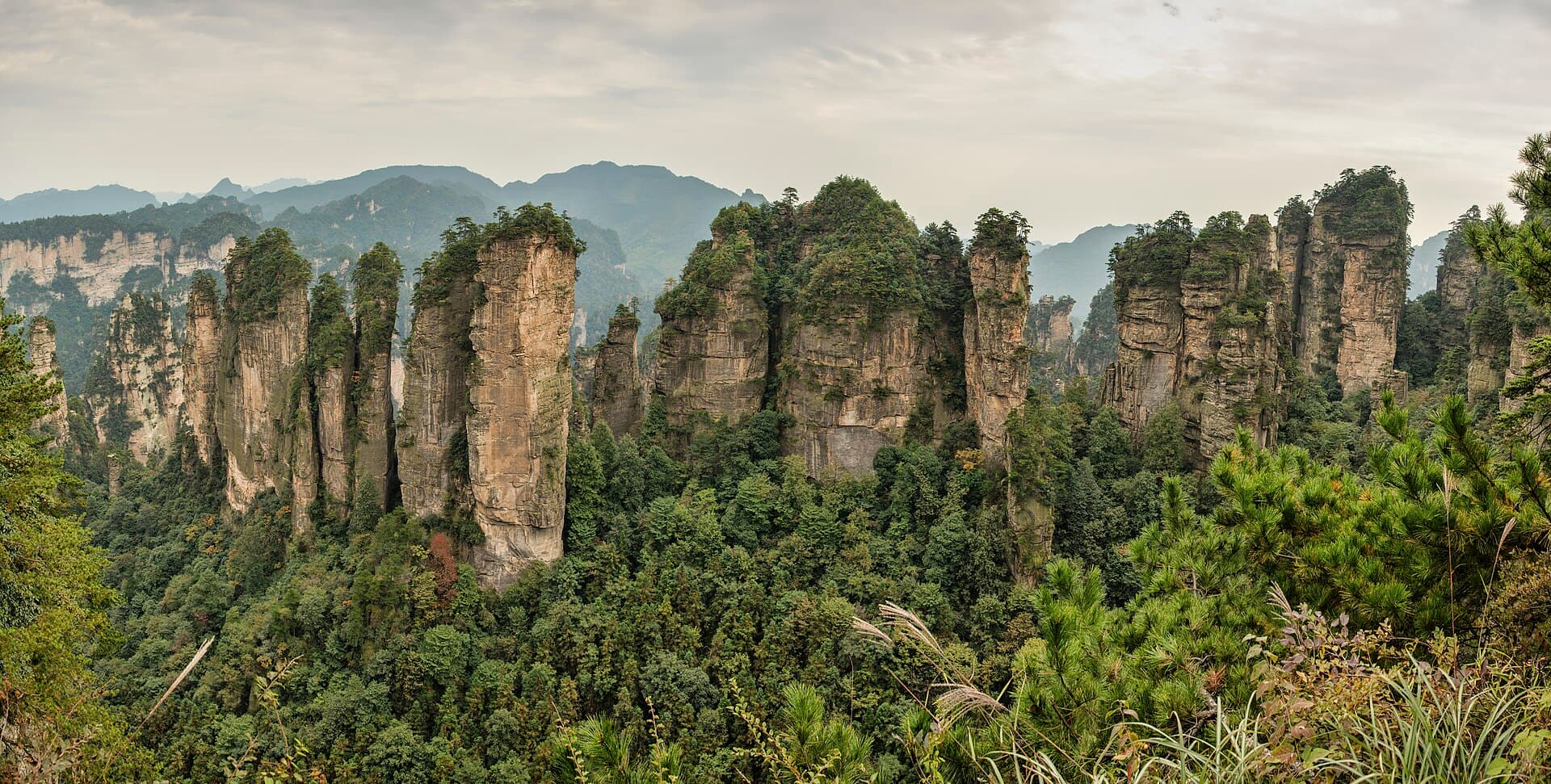 1 zhangjiajie huangshizhai wulingyuan panorama 2012.jpg