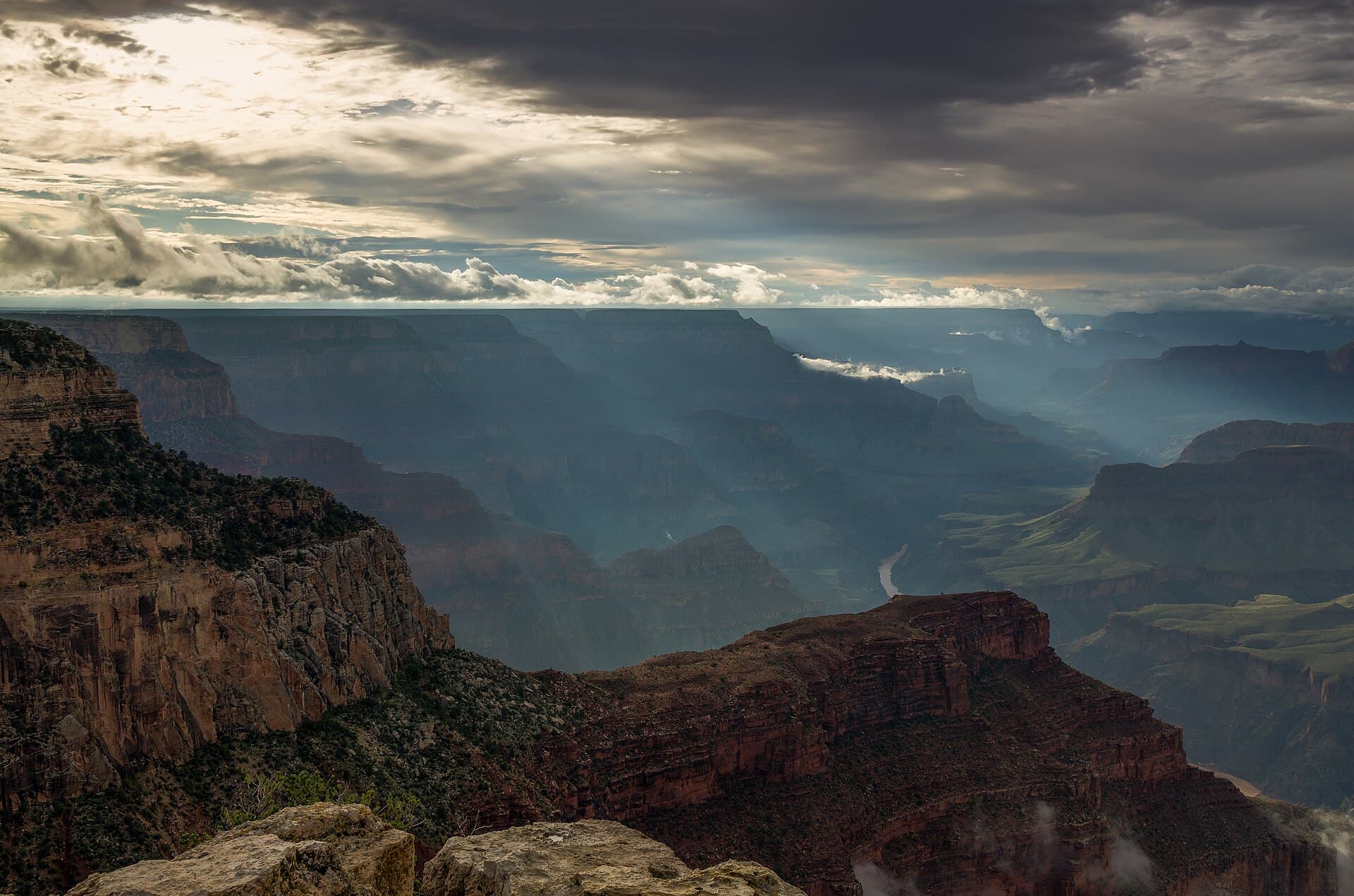 Sun rays at Hopi Point Grand Canyon 2013.jpg