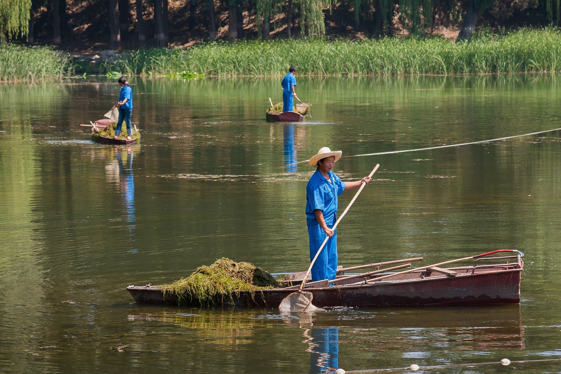 Beijing China Woman-cleaning-West-Lake-01.jpg