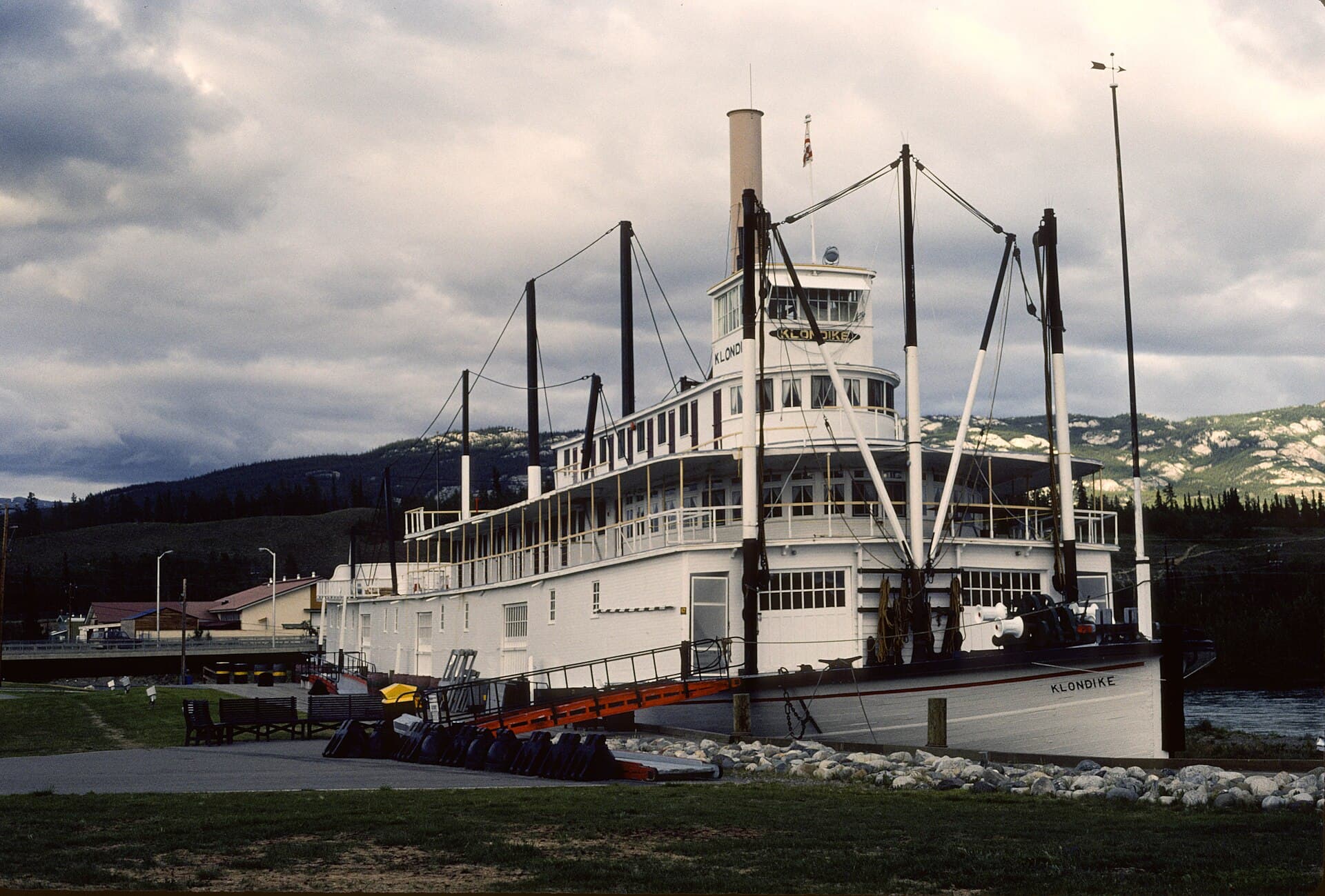 Klondike sternwheeler in Whitehorse, Yukon, in 1987 (50043404432).jpg