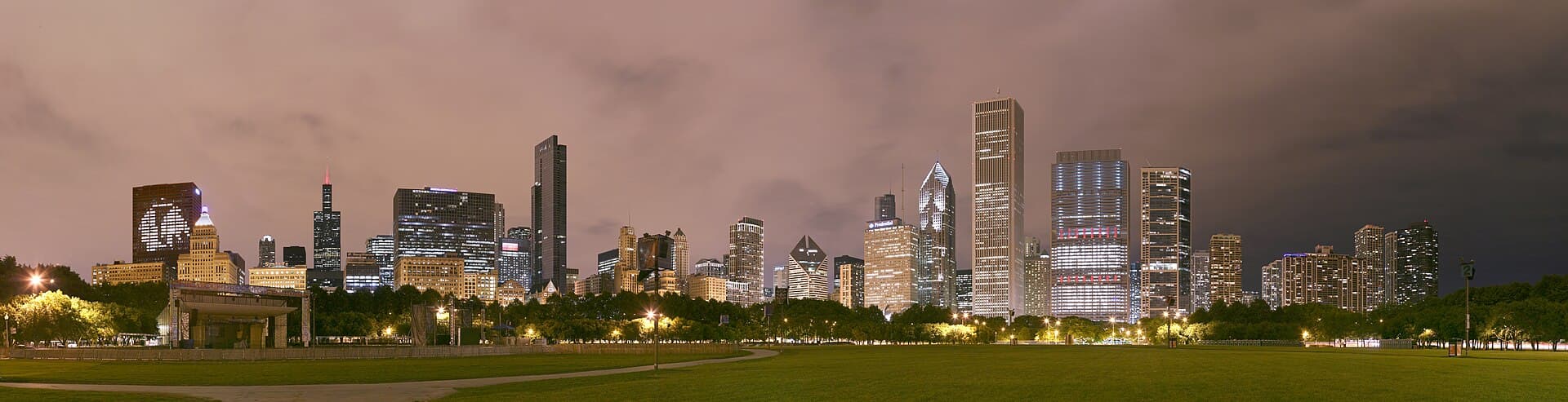 Chicago Grant Park night pano.jpg