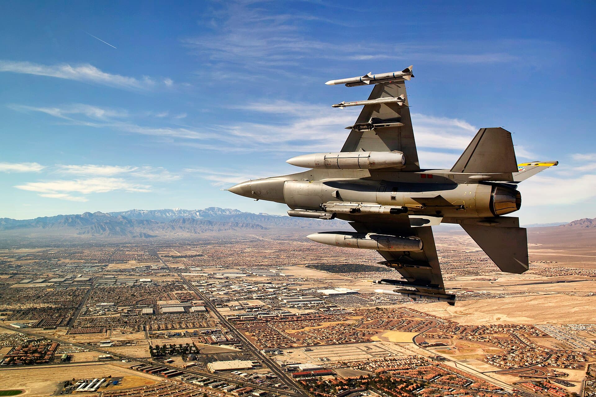 A USAF F-16 pilot breaking right on final approach over northern Las Vegas.jpg