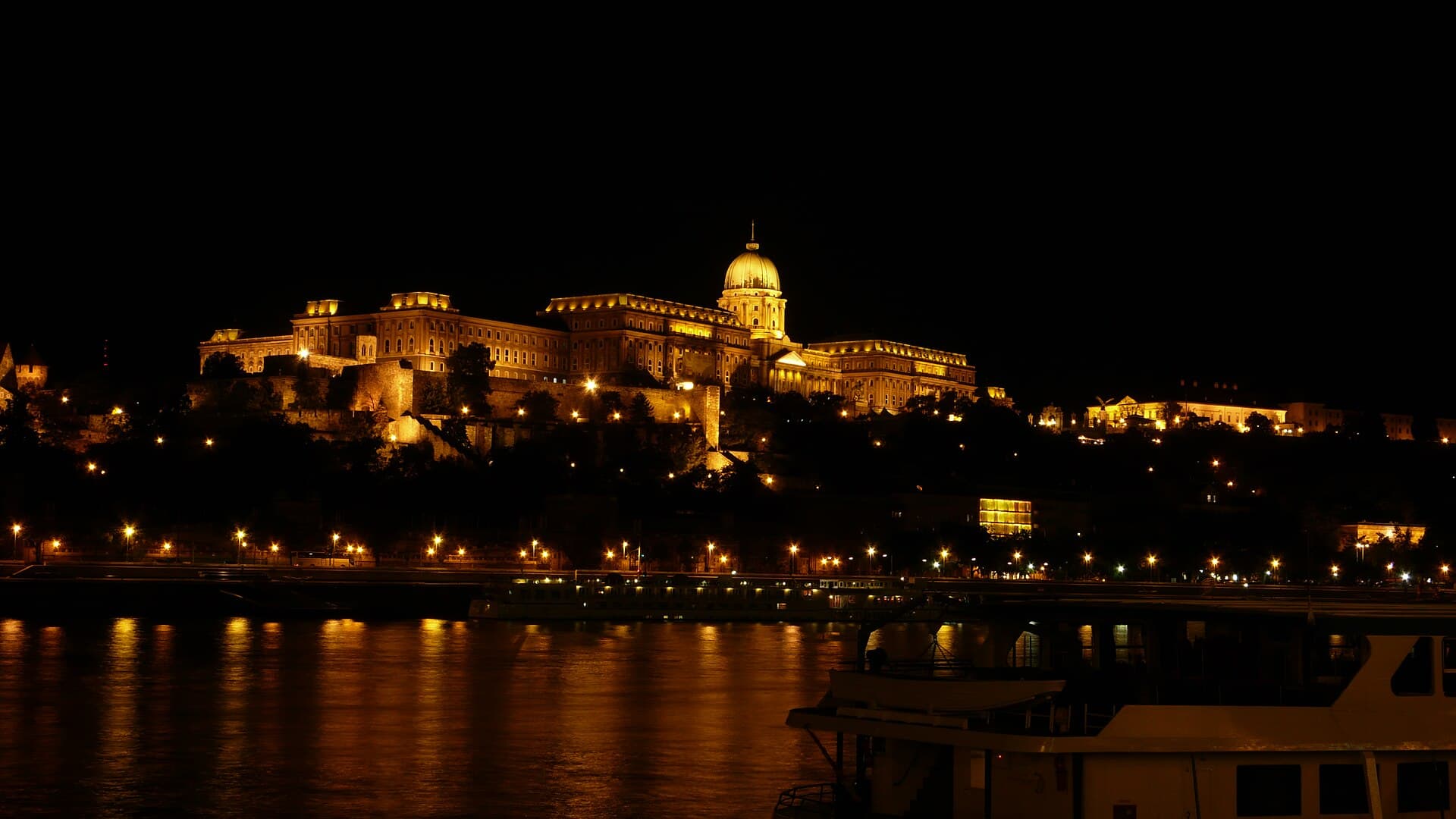 Buda Castle - Sept 2008.jpg