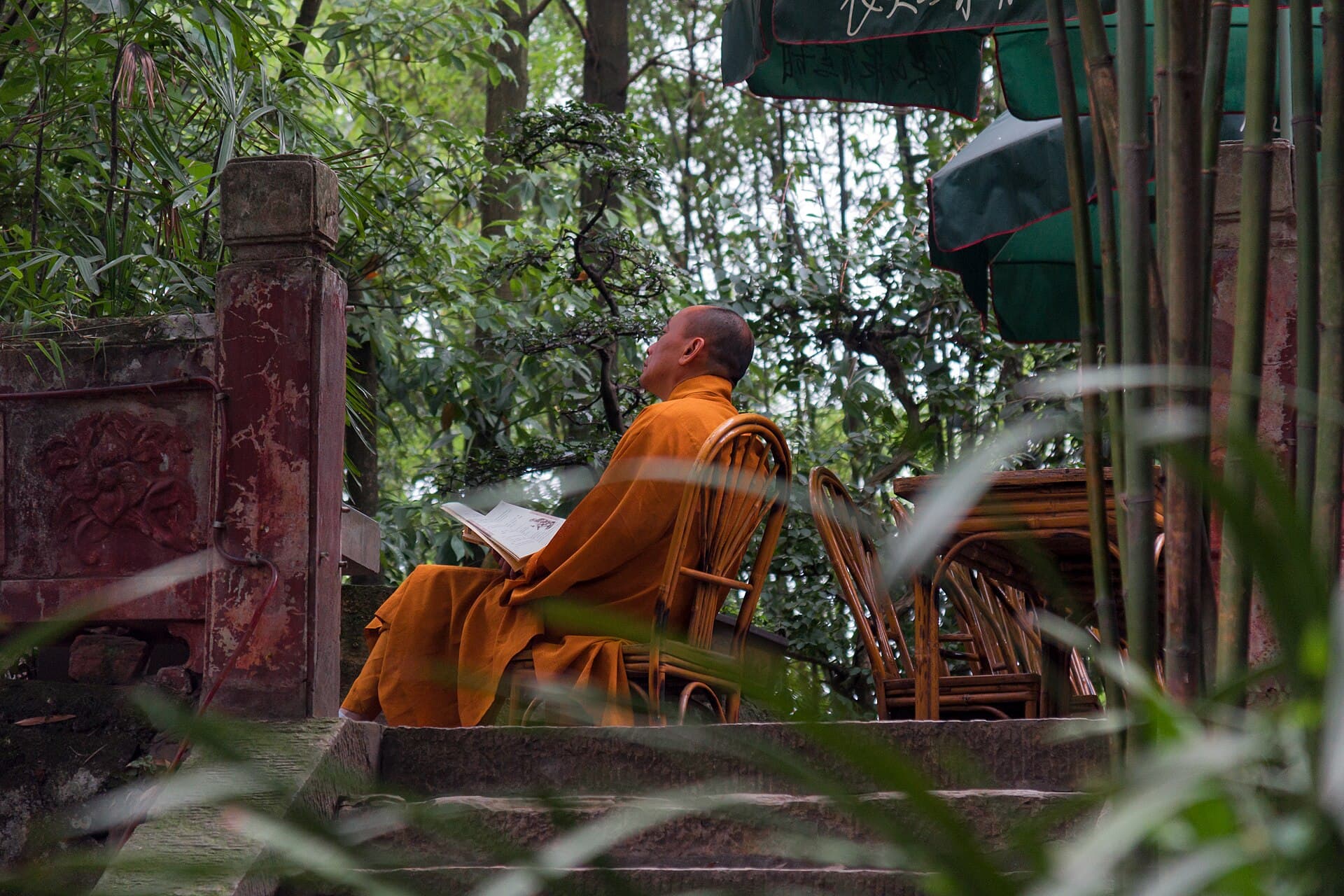 Leshan China Buddhist-Monk-01.jpg