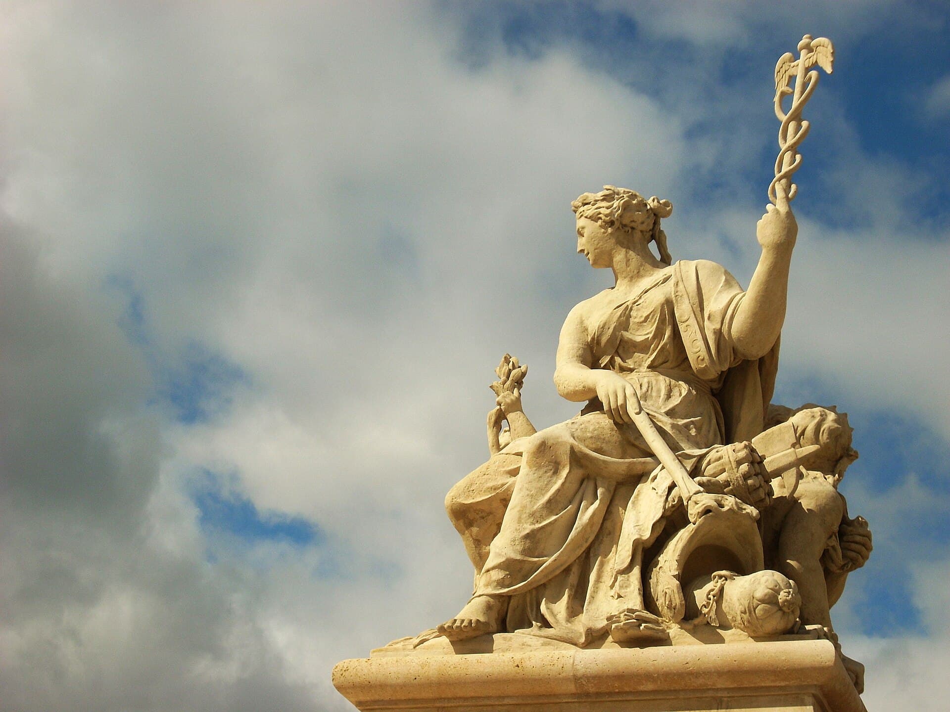 A sculpture at the entrance to the palace of Versailles.jpg